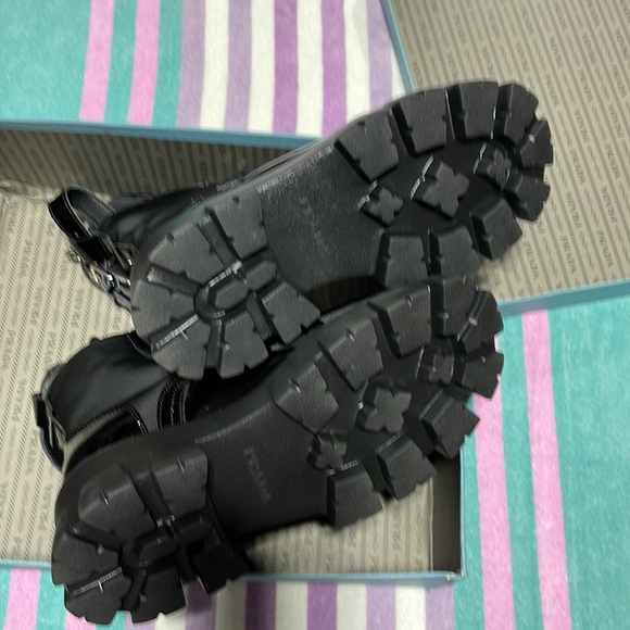 PRADA Women’s black patent leather combat boots with certificate of authenticity - Picture 7 of 16